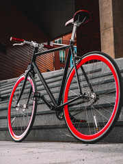 Fototapeta na wymiar Vintage single-speed bicycle in front of modern building.