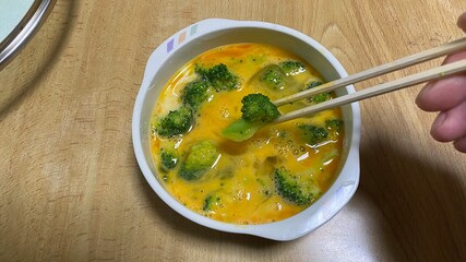 自宅でオムレツを作ります。朝食の準備中。おうち時間で手料理