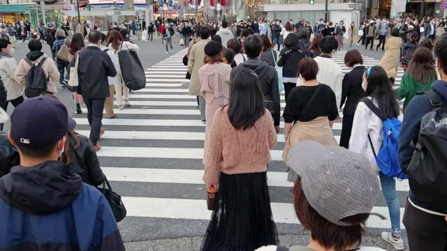 渋谷スクランブル交差点の横断歩道を渡る人たちのスローモーション動画