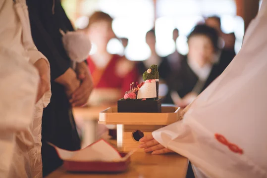 神前式 儀式 巫女 お神酒 日本酒 三献の儀 三々九度の盃 親族盃の儀 結婚式 京都 日本文化 伝統stock Foto Adobe Stock