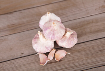 A few heads of garlic and a few peeled garlic cloves