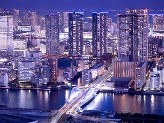 東京都　築地大橋と高層マンション群
