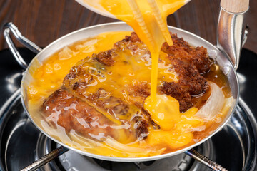 カツ丼の調理シーン（親子鍋）