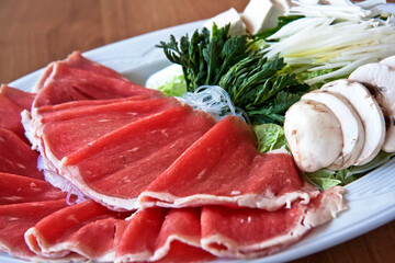 Plato de shabu-shabu en la mesa