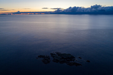 Morgendämmerung über dem Meer
