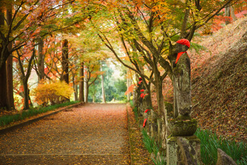 綺麗に紅葉したもみじとお地蔵さん②