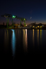 Fototapeta na wymiar Spiegelung im Hafen bei Nacht