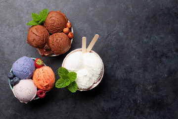 Obraz na płótnie Canvas Berry, vanilla and chocolate ice cream