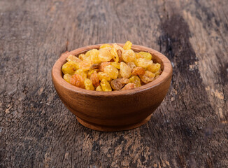 raisin in wood bowl on wooden