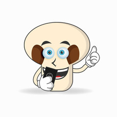 Obraz premium mushrooms mascot character holding a cellphone. vector illustration