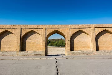 Photo sur Plexiglas Pont Khadjou Arches du pont Allahverdi Khan, également nommé pont Si-o-seh pol, de l& 39 autre côté de la rivière Zayanderud, à Ispahan, en Iran, un célèbre bâtiment historique de l& 39 histoire persane