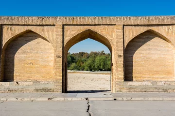 Photo sur Plexiglas Pont Khadjou Archs of Allahverdi Khan Bridge, also named  Si-o-seh pol bridge, across the Zayanderud river, in Isfahan, Iran, a famous historic building in Persian History
