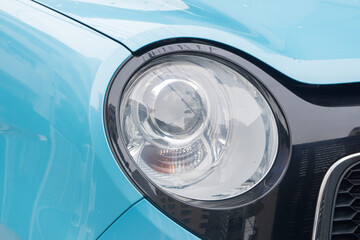 丸い車のヘッドライト