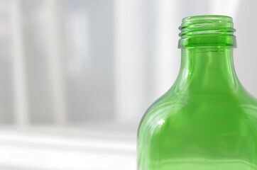 日差しを浴びる緑の瓶