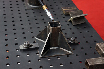 Welding work and welding tool to joint metal workpiece with Welding MIG.