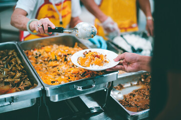 Providing free food to the poor : The hands of beggars receive donated food