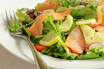 salade composée au saumon fumé et crudités