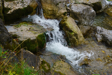 Kleiner Wasserfall am Fluss Weissach, Kreuther Tal, Oberbayern, Bayern, Deutschland, Europa