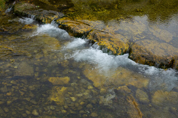 Kleiner Wasserfall am Fluss Weissach, Kreuther Tal, Oberbayern, Bayern, Deutschland, Europa