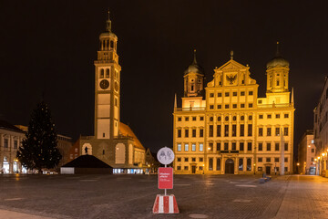 Fototapeta premium empty town hall square in Augsburg during the pre-Christmas period with information about the Covid mask duty