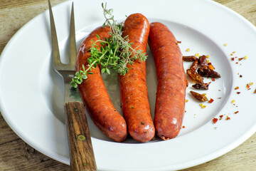 merguez cru dans une assiette