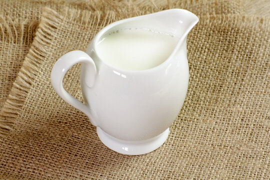 broc de lait sur une table en bois