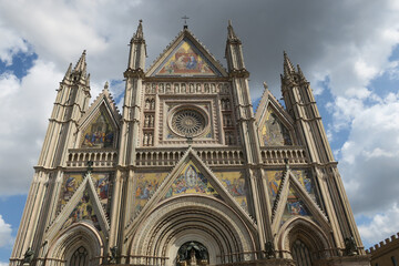 Fototapeta na wymiar cathedral of Orvieto in Italy against a cloudy sky