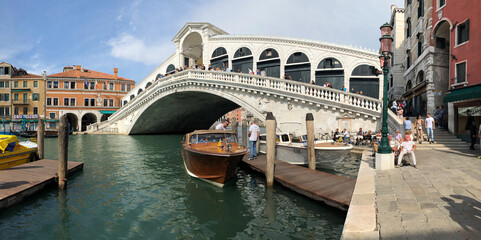 Fototapeta na wymiar Rialto Bridge in Venice, Italy