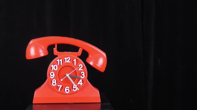 Telefono orologio rosso con dondolio della cornetta.