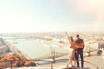 Cercles muraux Budapest lovers boy and girl view of budapest panorama, gellert hill in budapest, hungary