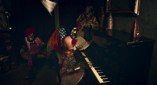 Clowns play the piano. 