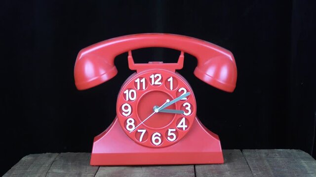 Telefono orologio rosso con dondolio della cornetta.