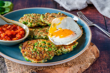 Courgette and green peas fritters