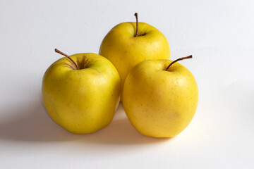 Pommes golden sur fond blanc