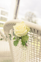 Hochzeitsstuhl mit frischer Blumendekoration weiße Rose und Schleierkraut