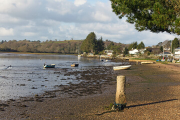 Obraz premium Low tide at the quayside, Devoran, Cornwall, England, UK.