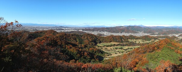 栃木百名山・大小山の稜線からゴルフ場を見下ろす (秋/紅葉)(パノラマ)