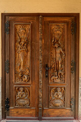 Geschnitztes Türportal an der denkmalgeschützten katholischen Pfarrkirche St. Hildegard in Berlin-Frohnau