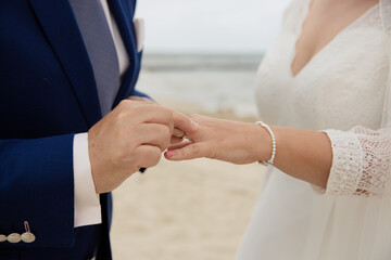 Ringwechsel zwischen Bräutigam und Braut