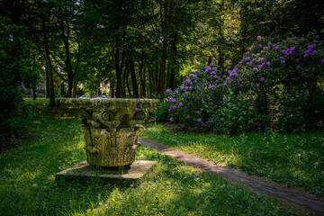 Korinthisches Kapitell aus dem alten Berliner Dom im "Joseph Brix und Felix Genzmer Park" in Berlin-Frohnau © ebenart