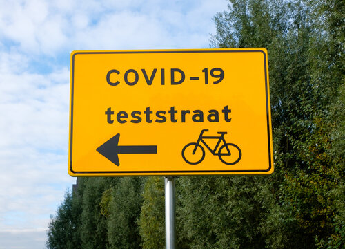 Street sign directing to COVID-19 test street location (Dutch language: "COVID-19 test street")