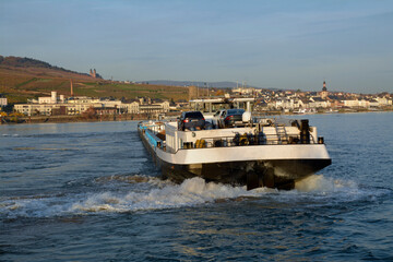 Obraz premium ein frachtschiff wendet auf dem rhein zwischen bingen und rüdesh