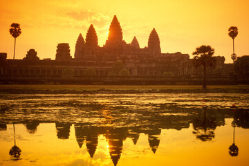 Fototapeta premium CAMBODIA SIEM REAP ANGKOR WAT TEMPLE SUNRISE