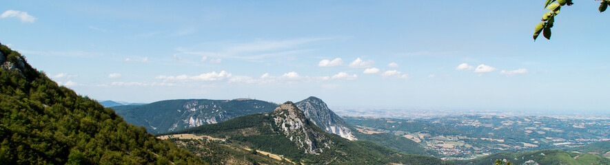 Fototapeta na wymiar Vista dal sentiero 109AG da Poggio San Romualdo a Castelletta nelle Marche