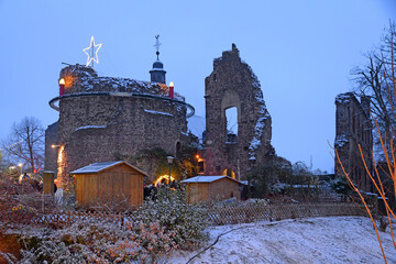 Burg Dreieichenhain mit Adventsschmuck