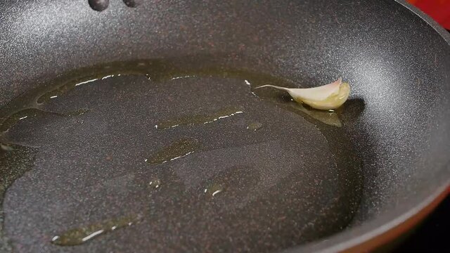 Garlic is thrown on a preheated pan