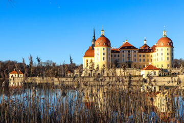 Schloß moritzburg bei Dresden sachsen winterlich sonne drei hasselnüße für aschenbrödel drehort