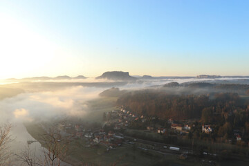 basteiblick elbsandsteingebirge sächsische schweiz bastei luftbild morgengrauen nebel morgensonne...