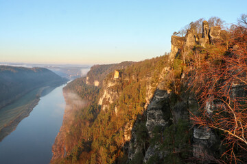 basteiblick elbsandsteingebirge sächsische schweiz bastei luftbild morgengrauen nebel morgensonne...