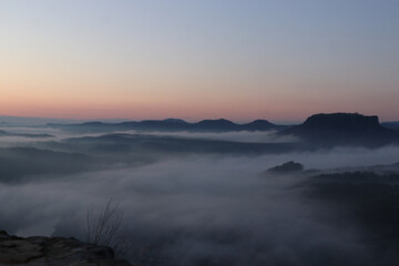 basteiblick elbsandsteingebirge sächsische schweiz bastei luftbild morgengrauen nebel morgensonne...
